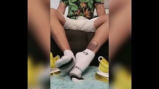 Lat&iacuteShow his Feet and Socks