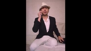 Executivo:Brachileno mostrando seu belo traseiro,brincando com vibrador