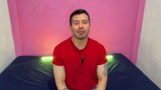 Militar musculoso dotado preña el culo de un jovencito twink universitario