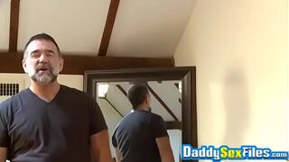 Mature gay guy receives sloppy blowjob before analdrilling