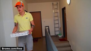 (Jamie Owens) Delivers The Pizza In The Exact Moment (Jerom)e Is Horny Wants To Masturbate - Bromo