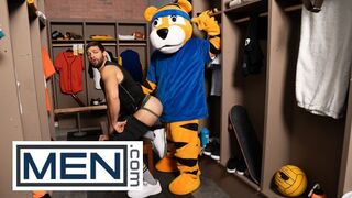 MEN - Shamu Azizam Pulls Off His Pants And Bends So Jake Preston Can Bury His Tongue Inside His Hole