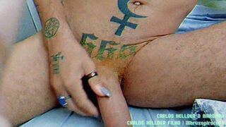 Meu papai descolorindo meus pentelhos e me deixando loirinho