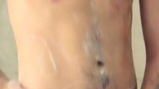 Showered Twinks Suck Eachother Off