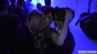 Big Dick Twinks Threesome With Cumshot