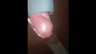 敏感部位被震到了，几下子就喷出来惹w