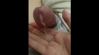 被摸阴茎系带的感觉太舒服惹，太容易射精了w