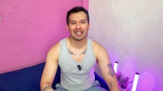 Muscular man impregnates his gym buddy! She lets her go without a condom and makes him sniff her boxers