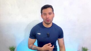 Hombre Cuabano hetero dotado de 25cm permite que masajista de pies le de sexo oral hasta correrse