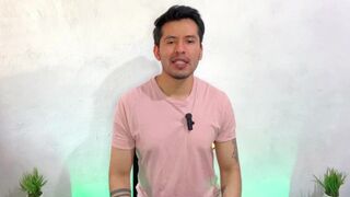 Joven dotado de 20cm pone a su compañero del trabajo a darle sexo oral por primera vez en su vida