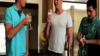 Gaysex Muscle Jocks Threesome Fun