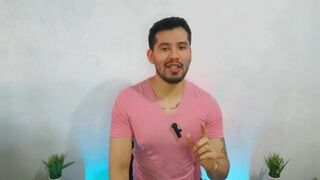 Mi Roomie me penetra a pelo en mi cama mientras ve videos pornos de hetero! Relato sexual