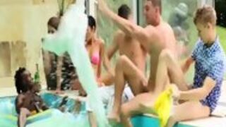 Bisex Babes Kiss Hunks