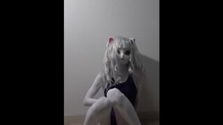 Bianco Futa Furry Cat Cum in Swimsuit da Magic wand
