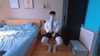 制服姿の男が自慰行為と絶頂