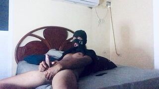 Hombre cochondo se masturba y se llena de semen